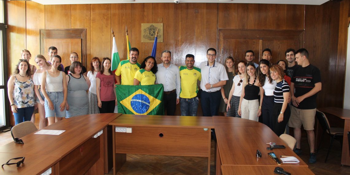 Доброволци от 7 държави се обучаваха в Севлиево, д-р Иванов им връчи сертификати