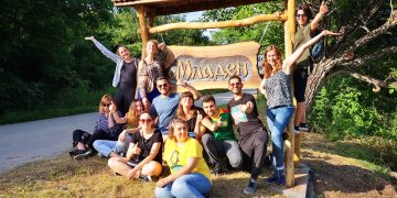 Орехова табела краси входа на с. Младен, транспарант посреща с “Добре дошли!”