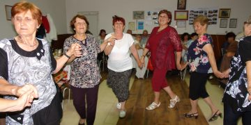 Пенсионерите празнуваха в чест на слънцето, билките и водата – Еньовден