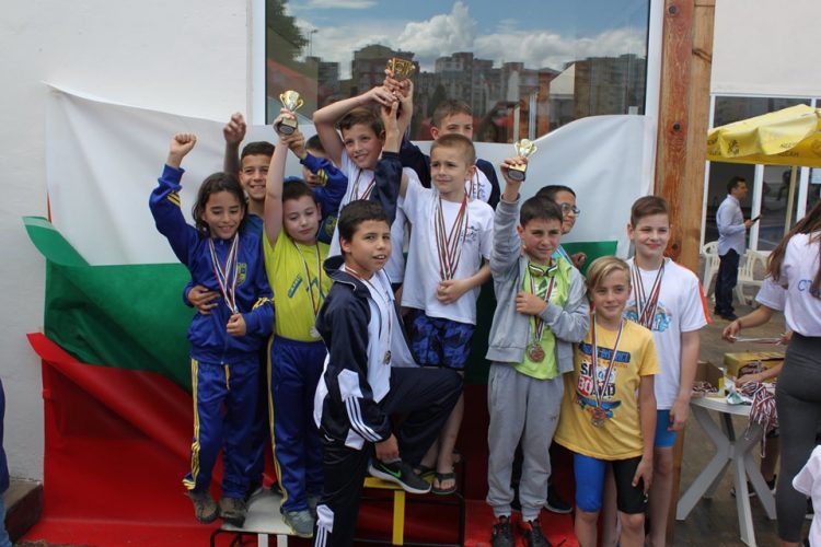 Успехи и медали за най-малките плувци в турнира “Веселото жабче”