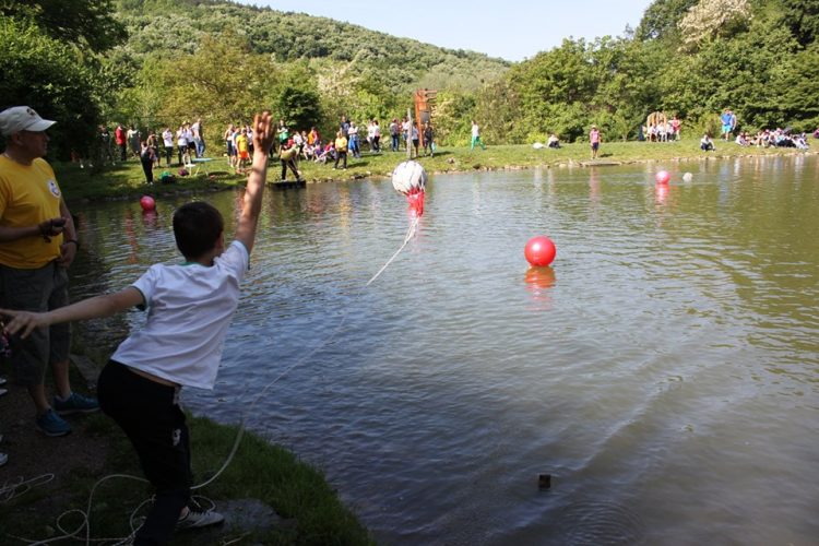 Плувците с блестящо представяне и отборна победа в турнир по водно спасяване