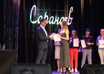 Aнтония Пенева и Гала Ботева с отличия от младежкия поп-рок конкурс “Сарандев”