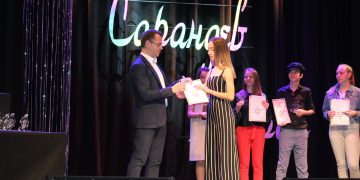 Aнтония Пенева и Гала Ботева с отличия от младежкия поп-рок конкурс “Сарандев”