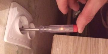 Млад мъж едва не загина след като електротехници объркаха нулата и фазата