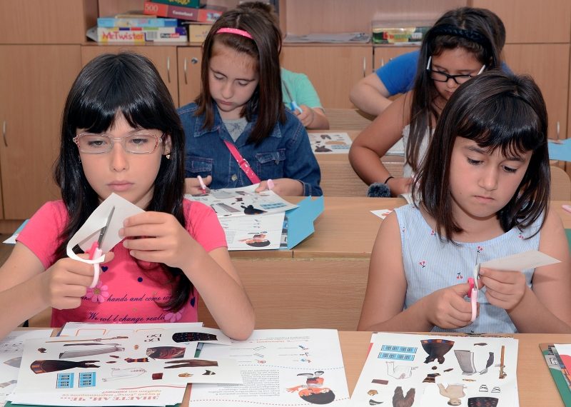 Пътеводителят “Един ден в музея на открито” повежда децата към миналото и ги запознава с традициите на българския народ