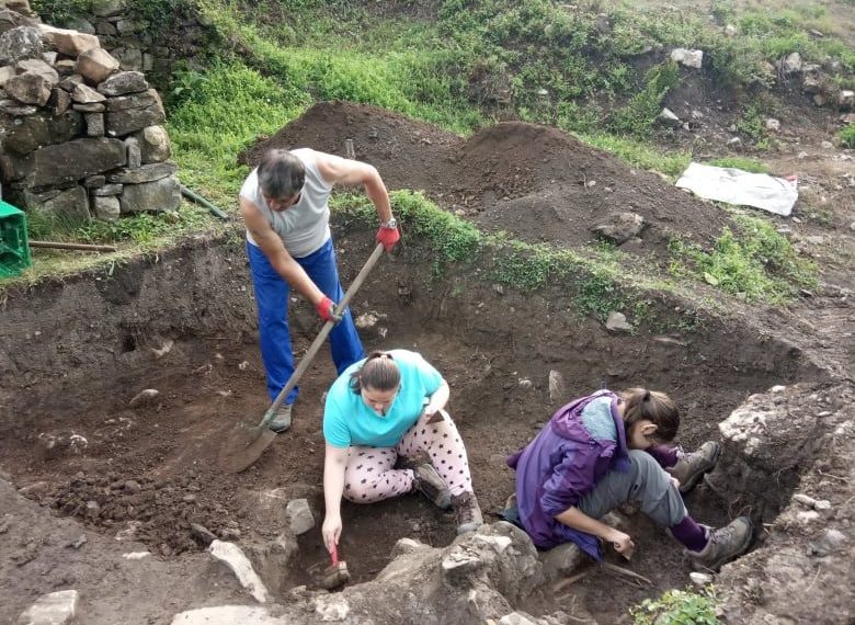 Студенти от Великобритания работят по некропола на Хоталич