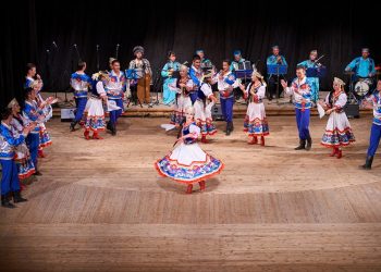 Артистите от ансамбъл “Мирас” омагьосаха севлиевската публика