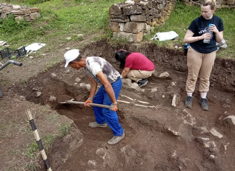 Зелени и сини мъниста, гривни и обеци откриха в гроб на девойка от Хоталич