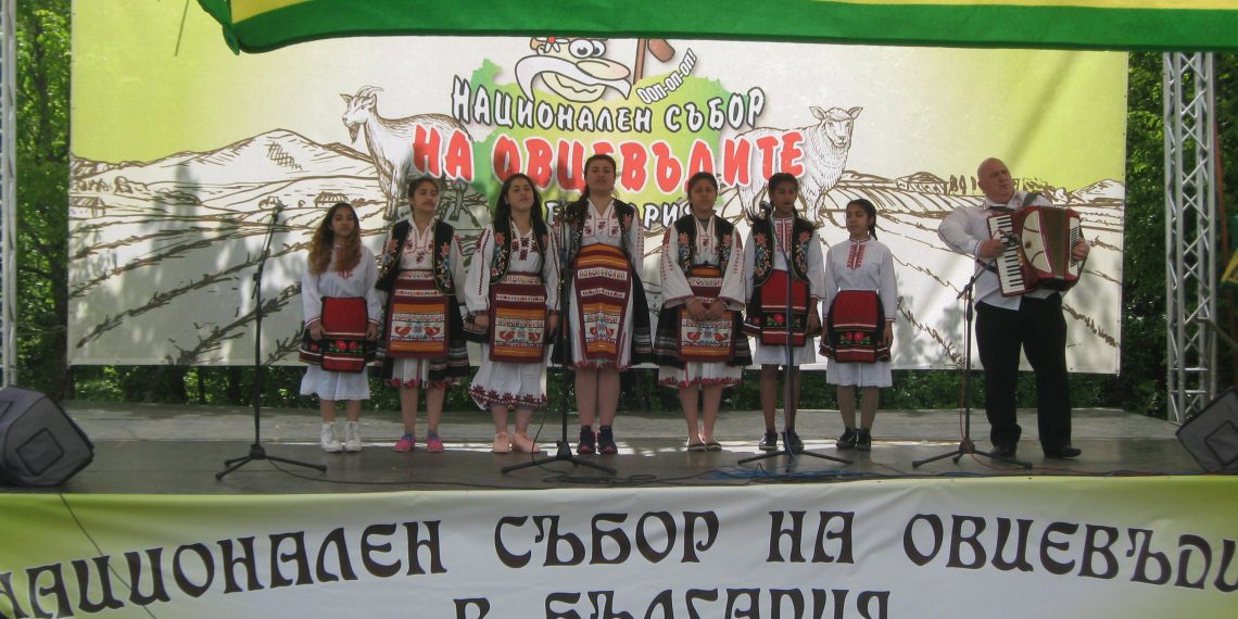 Успех за малките певци от група за народни песни “Настроение”