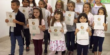Дипломи за малките творци и преподавателката им Ива Русинова от Нова Загора