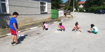 Деца от Сенник рисуваха в памет на Людмила Живкова