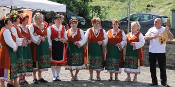 Мир, толерантност и сладки приказки през комшулука