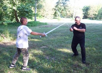 Тренировка по средновековна фехтовка в парк Черничките