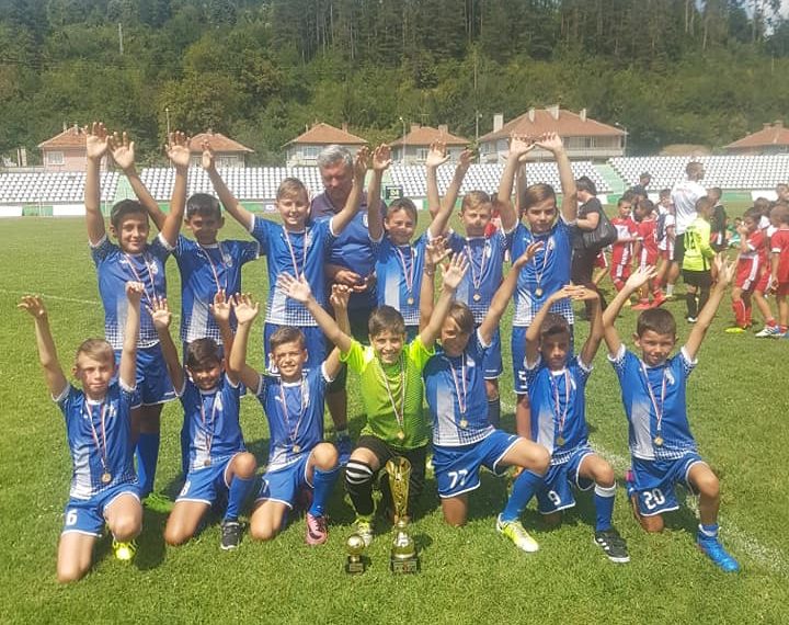 Малките футболисти се представиха добре в силния турнир в Трявна