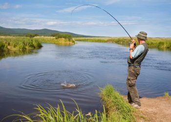 С въдица през август