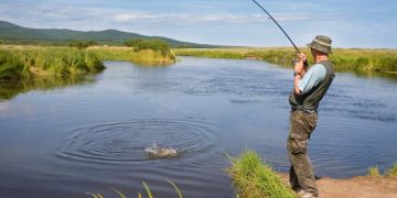 С въдица през август
