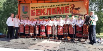 Фолклорната ни група – първа на надпяването на Беклемето