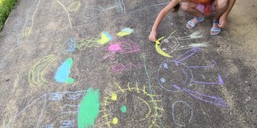 “Моето детство” рисуваха на асфалт децата в Агатово