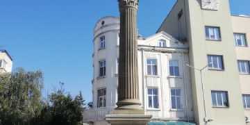 ВЕНЦИ И ЦВЕТЯ ПРЕД ПАМЕТНИКА НА СВОБОДАТА В ДЕНЯ НА НЕЗАВИСИМОСТТА НА БЪЛГАРИЯ