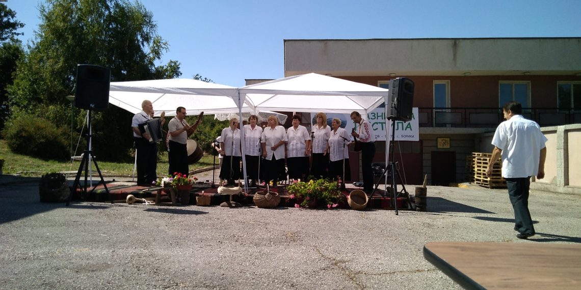 Фолклорната група “Сенничани” – на празника на пестила в Борики