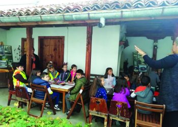 Малчугани рисуваха в Дандолови къщи