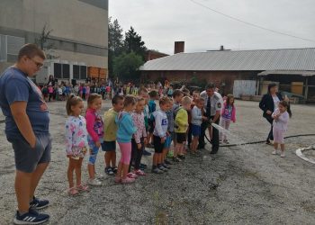 Малчугани от детските градини аплодираха пожарникарите