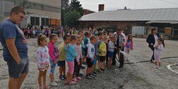 Малчугани от детските градини аплодираха пожарникарите