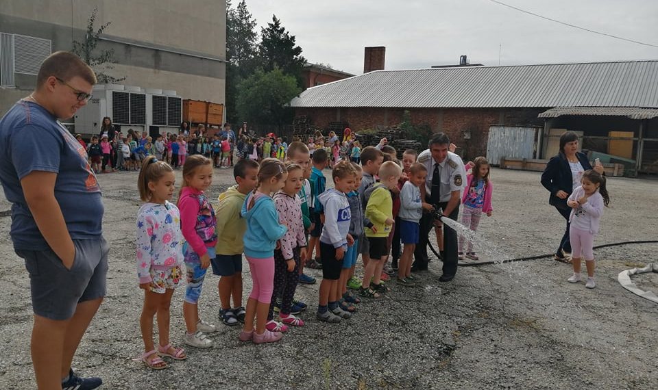 Малчугани от детските градини аплодираха пожарникарите