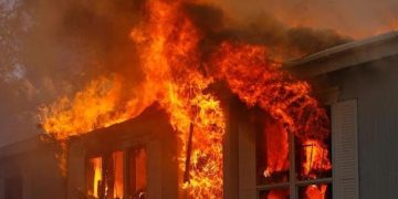 Пожар изпепели покрив на стопанска постройка в Добромирка, три къщи горяха в Дамяново