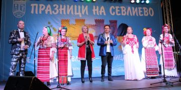 „Песните ти, Българийо“ остави Севлиево без дъх при откриването на есенния панаир в града