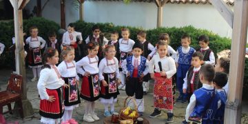 Деца възродиха обичаите на Севлиево за празника Димитровден