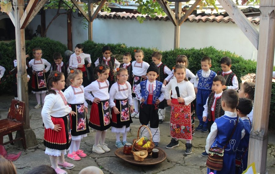 Деца възродиха обичаите на Севлиево за празника Димитровден
