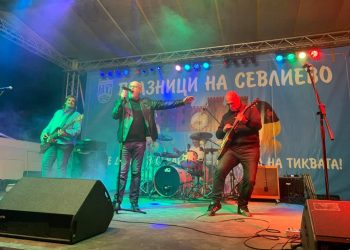 В навечерието на Деня на града „Сигнал“ смая Севлиево с изпълнението на китара на химна на България