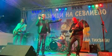 В навечерието на Деня на града „Сигнал“ смая Севлиево с изпълнението на китара на химна на България