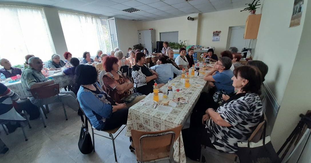 Празнично забавно шоу в Крушево зарадва възрастните хора