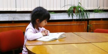 5-годишната Катя чете приказка в клуб “Вдъхновение”