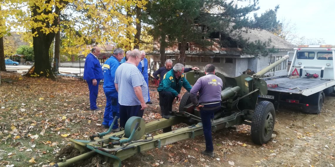 Противотанкови оръдия пазят спомена за загиналите във войните жители на Бериево и Младен