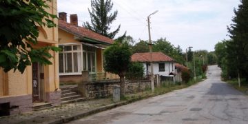 Провозвач на обществен транспорт: “Пътят за Крамолин е в ужасно състояние, чупим си автобусите”