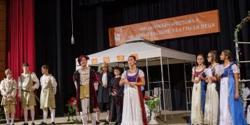 Тийнейджъри шестваха на сцената