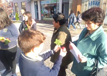 Деца раздаваха ябълки на Международния ден на вкусния плод