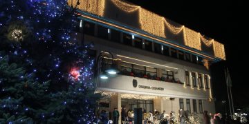 Приказна коледна украса грейна в Севлиево