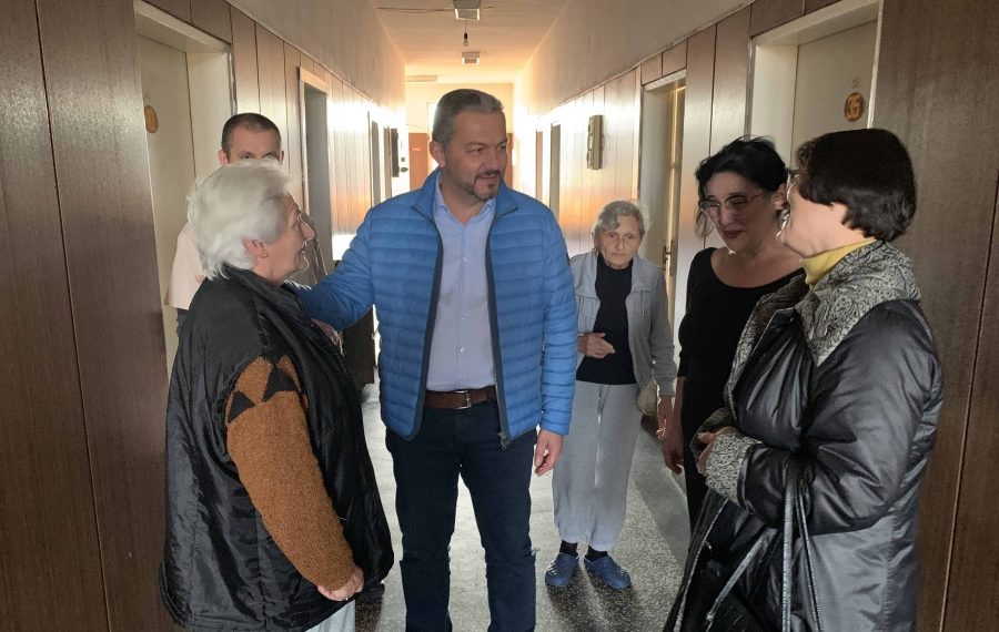 Кметът д-р Иван Иванов и зам.-кметът Красимира Йорданова инспектираха ремонта в Дома за стари хора в село Добромирка