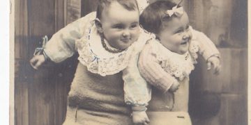 Честит Бабинден с вековна картичка