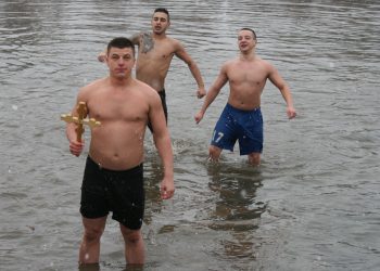 Симеон Спасов извади кръста от река Росица на Богоявление