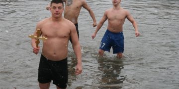 Симеон Спасов извади кръста от река Росица на Богоявление