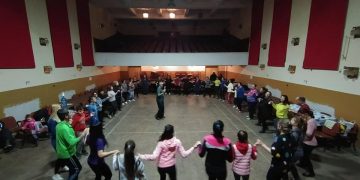 Кметът на Горна Росица учи съселяните си да играят хора