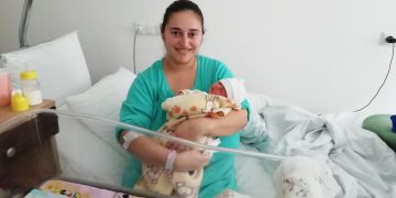 Петдневно момиченце радваше на Бабинден