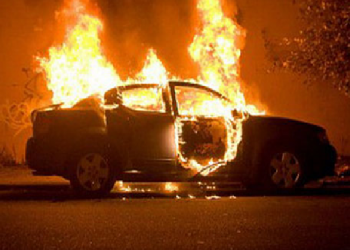 Полицията разследва два случая на горящи автомобили