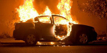 Полицията разследва два случая на горящи автомобили