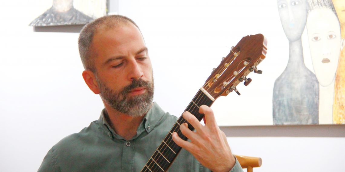 Венцислав Диков закри изложбата си с концерт на китара